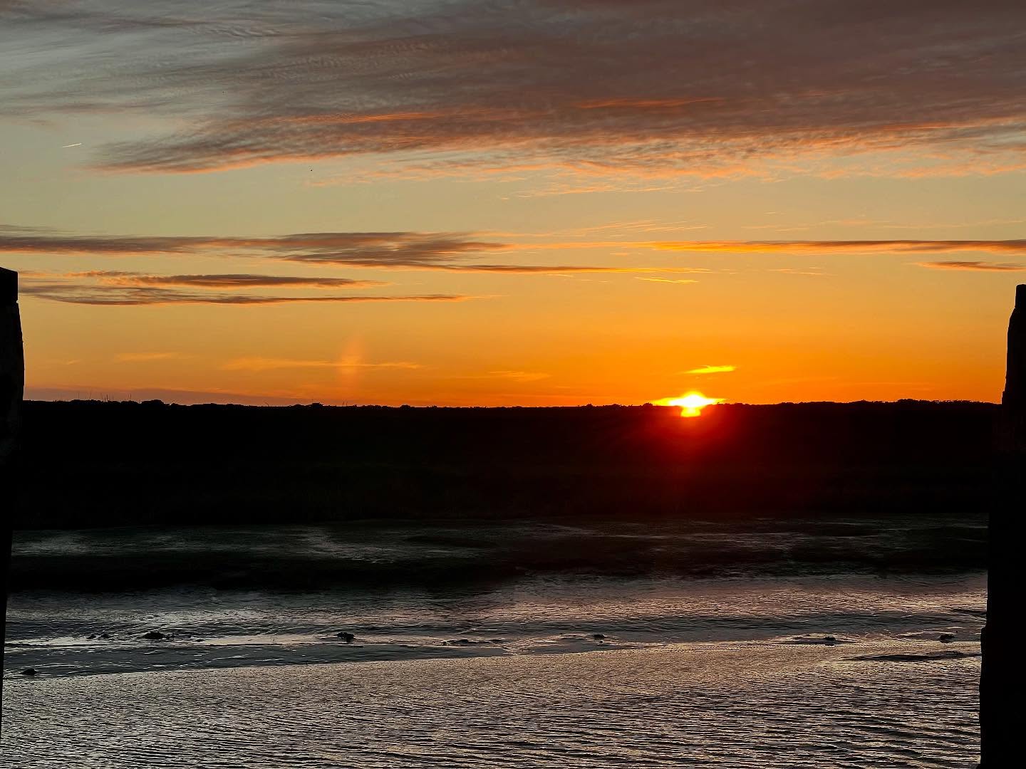 #holland #sunset #goldenhour #reisenmithund